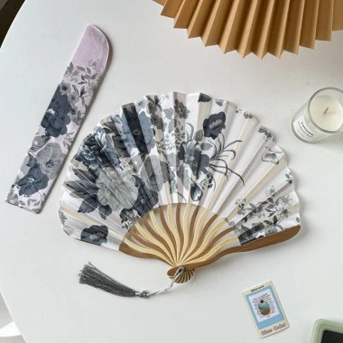 Quạt gấp hoa lụa NAMSHEVA - Gỗ tre Trung Quốc retro, trang trí tủ khách, chỉ 61.820₫ 9