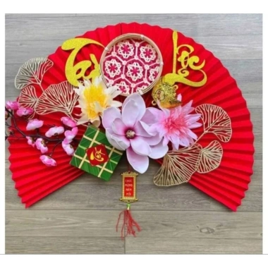 Quạt giấy đỏ trang trí Tết - Decor góc Tết sang trọng, kèm móc treo, giảm giá 120.000₫ giá gốc 148.800₫ 6