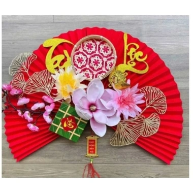 Quạt giấy đỏ trang trí Tết - Decor góc Tết sang trọng, kèm móc treo, giảm giá 120.000₫ giá gốc 148.800₫ 10