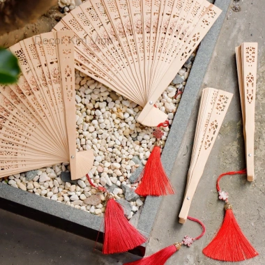 Quạt Gỗ Cầm Tay Dây Tua Rua Decor Kim Vinh Trang Trí Tết Giá 40.500₫ Giảm Sốc 2