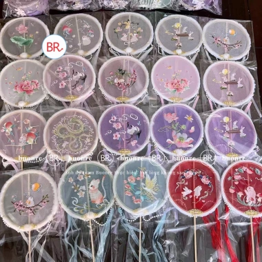 Quạt gỗ tròn cổ trang cầm tay vải lụa thêu – chụp ảnh áo dài Tết giá 29.000đ 2