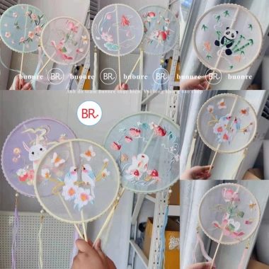 Quạt gỗ tròn cổ trang cầm tay vải lụa thêu – chụp ảnh áo dài Tết giá 29.000đ 3
