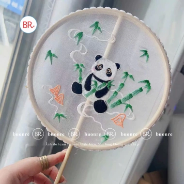 Quạt gỗ tròn cổ trang cầm tay vải lụa thêu – chụp ảnh áo dài Tết giá 29.000đ 7