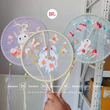 Quạt gỗ tròn cổ trang cầm tay vải lụa thêu – chụp ảnh áo dài Tết giá 29.000đ 8
