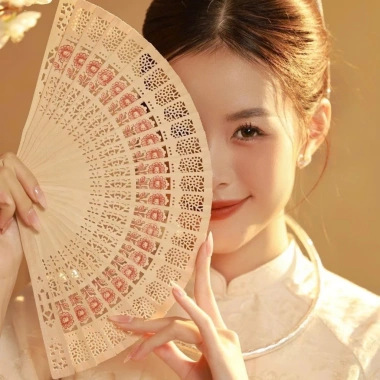 Quạt Gỗ Xếp Họa Tiết Cổ Trang - Thơm, Trang Trí Ảnh Áo Dài, Tháp Bánh 1.747 Giá 15.000đ