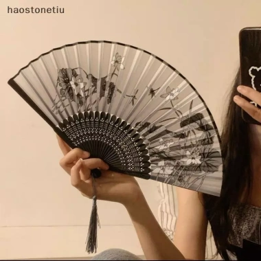 Quạt Tay Gấp NS Phong Cách Trung Hoa Retro Lụa Hoa Nam Nữ Giá 61.600₫ 9 Quạt Tay Gấp NS Phong Cách Trung Hoa Retro Lụa Hoa Nam Nữ Giá 61.600₫ 9