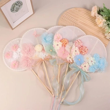Quạt Tròn Vintage NAMSHEVA Hoa Bướm Vải Tay Cầm Dài - Phong Cách Retro Cô Dâu, Giá Ưu Đãi 88.110₫ 4 Quạt Tròn Vintage NAMSHEVA Hoa Bướm Vải Tay Cầm Dài - Phong Cách Retro Cô Dâu, Giá Ưu Đãi 88.110₫ 4