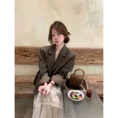 Retro Blazer & Váy Two‑Piece Set Màu Tương Phản Cạnh Rách Nút Lớn – Đầu Thu 142k