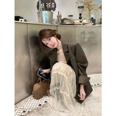 Retro Blazer & Váy Two‑Piece Set Màu Tương Phản Cạnh Rách Nút Lớn – Đầu Thu 142k