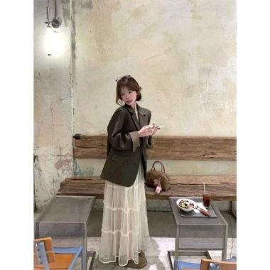 Retro Blazer & Váy Two‑Piece Set Màu Tương Phản Cạnh Rách Nút Lớn – Đầu Thu 142k