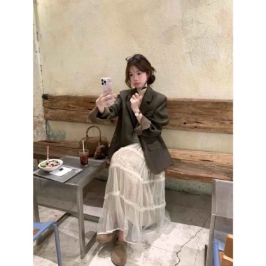 Retro Blazer & Váy Two‑Piece Set Màu Tương Phản Cạnh Rách Nút Lớn – Đầu Thu 142k