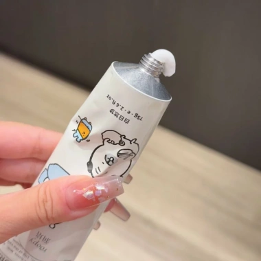 Roopy Hộp Quà Kem Dưỡng Ẩm Tay Gà Trống - Dung Tích Lớn, Dưỡng Ẩm, Quà Lưu Niệm 4 Roopy Hộp Quà Kem Dưỡng Ẩm Tay Gà Trống - Dung Tích Lớn, Dưỡng Ẩm, Quà Lưu Niệm 4