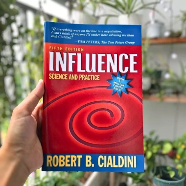 Sách Influence Science and Practice - Robert B Cialdini (Bản thứ 5) - Bí quyết thuyết phục, giảm giá 18.3tr tại Khu Vườn Sách