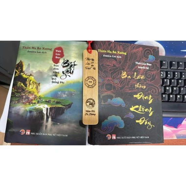 Sách Thôi Lão Đạo bìa cứng đánh số kèm bookmark gỗ khắc số - Thiên Hạ Bá Xướng, giảm giá hấp dẫn Sách Thôi Lão Đạo bìa cứng đánh số kèm bookmark gỗ khắc số - Thiên Hạ Bá Xướng, giảm giá hấp dẫn