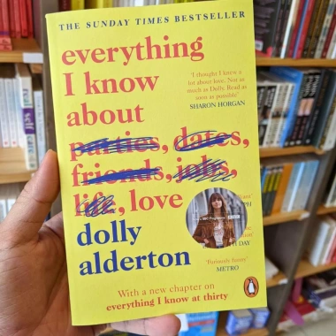Sách tự truyện Everything I Know About Love - Giá 448.293 VND, giảm từ 546.917 VND