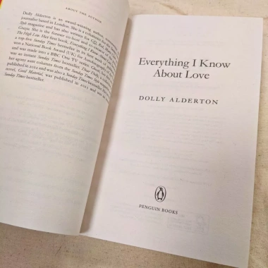 Sách tự truyện Everything I Know About Love - Giá 448.293 VND, giảm từ 546.917 VND