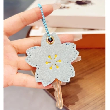 SADYUELE Chìa Khóa Hoa Dễ Thương Nữ – Mũ Chống Bụi, Dây Chuyền Bé Gái 44,100₫ 4 SADYUELE Chìa Khóa Hoa Dễ Thương Nữ – Mũ Chống Bụi, Dây Chuyền Bé Gái 44,100₫ 4