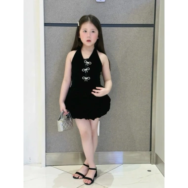 Sẵn hàng HK22 Váy đầm bí nhung đen đính nơ cổ yếm cho bé gái 7-40kg - Giá ưu đãi 299,000₫