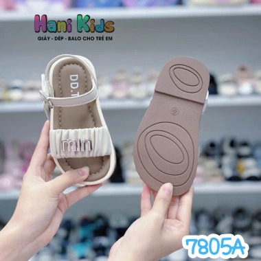 Sandal bé gái đi học da mềm nhẹ, giảm giá 299.000₫ - Giá gốc 373.750