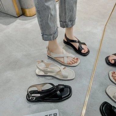 Sandal nữ xỏ ngón HGS40 chiến binh quai chéo - Giá chỉ 92.000đ, giảm mạnh