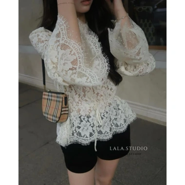 Sapphire LALASTUDIO Áo ren cổ bèo tay dài phối loe, dây rút eo tiểu thư thanh lịch - Tặng áo 2 dây, chỉ 319.800₫ 2 Sapphire LALASTUDIO Áo ren cổ bèo tay dài phối loe, dây rút eo tiểu thư thanh lịch - Tặng áo 2 dây, chỉ 319.800₫ 2