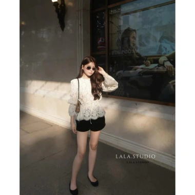 Sapphire LALASTUDIO Áo ren cổ bèo tay dài phối loe, dây rút eo tiểu thư thanh lịch - Tặng áo 2 dây, chỉ 319.800₫ 3 Sapphire LALASTUDIO Áo ren cổ bèo tay dài phối loe, dây rút eo tiểu thư thanh lịch - Tặng áo 2 dây, chỉ 319.800₫ 3
