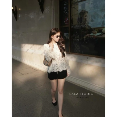 Sapphire LALASTUDIO Áo ren cổ bèo tay dài phối loe, dây rút eo tiểu thư thanh lịch - Tặng áo 2 dây, chỉ 319.800₫ 4 Sapphire LALASTUDIO Áo ren cổ bèo tay dài phối loe, dây rút eo tiểu thư thanh lịch - Tặng áo 2 dây, chỉ 319.800₫ 4