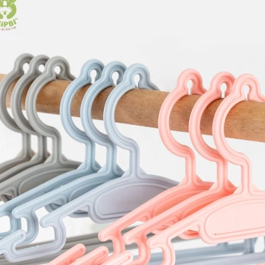 Set 10 móc quần áo trẻ em Mipbi chống trượt, nhựa không phai - Giá 50.000₫ (giảm từ 61.000₫)