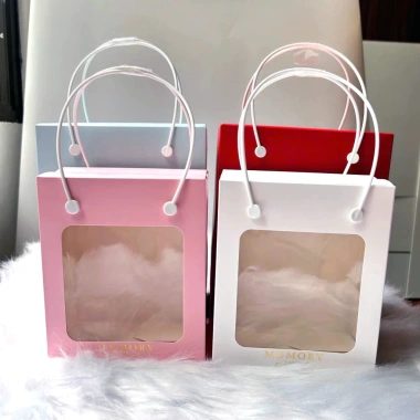 Set 10 Túi Hộp Giấy Mặt Kính Mica Quai Nhựa Chắc Chắn – Quà Tết, Valentine, Sinh Nhật Giá Ưu Đãi