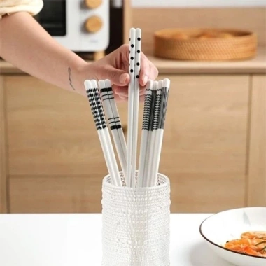 Set 5 Đôi Đũa Gốm Sứ Bát Tràng Chống Bong Chóc Ẩm Mốc Phong Cách Nhật Bản Sang Trọng