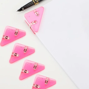Set 5 kẹp nhựa tam giác đa màu Giữ giấy, tài liệu chắc chắn, giảm giá 30.000đ 3