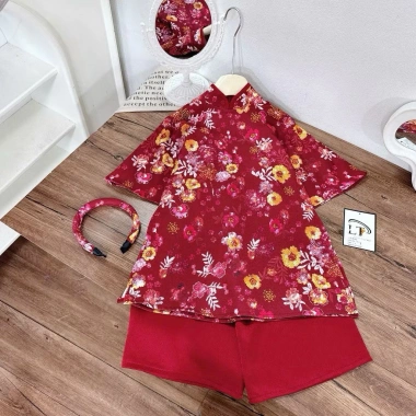 Set áo dài cách tân đỏ hoa đa sắc kèm bờm cho bé gái - Giá ưu đãi 144.415₫, hoàn hảo cho lễ tết 8