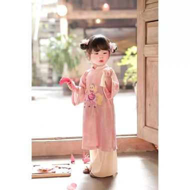 Set áo dài nhung thêu công chúa cưỡi ngựa cho bé gái – Giá ưu đãi 375.000₫