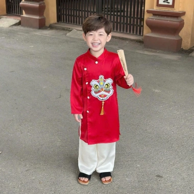 Set áo dài Tết bé trai: Lân chất lụa mềm mịn, cúc bọc, size 9-23kg, giá 315.000