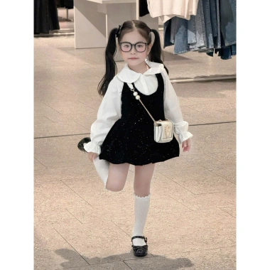 Sét áo sơ mi tay bo + váy yếm nhung, tag nơ cài cho bé gái đỏ đen, giá ưu đãi 129.999đ 4