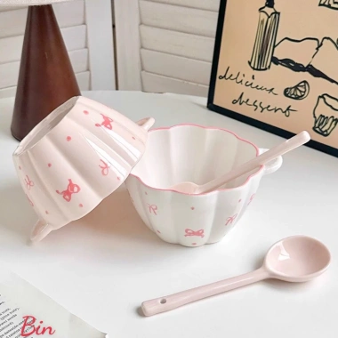 Set Bát Sứ kèm Thìa Nơ Hồng Xinh Xinh - Chất liệu cao cấp, Giá ưu đãi 138.999 VND