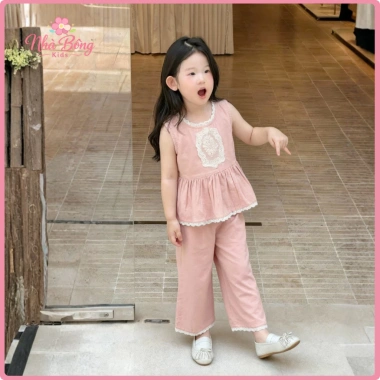 Set bé gái áo sát nách viền ren và quần ống rộng màu hồng, vải mềm nhà bông giảm 22% 3 Set bé gái áo sát nách viền ren và quần ống rộng màu hồng, vải mềm nhà bông giảm 22% 3