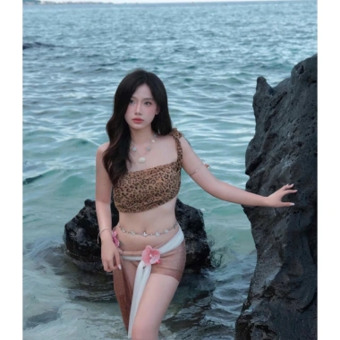 Set bikini khăn quấn nâu da beo tặng dây chuyền vỏ sò chip 2 kẹp hoa chỉ 269.000₫
