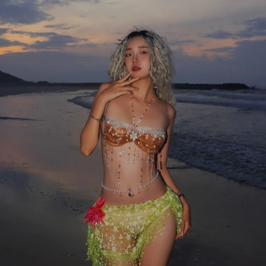 Set Bikini Ngọc Trai Hoàng Kim Tặng Dây Chuyền Vỏ Sò & 2 Kẹp Hoa Chip Giá 1.275.000₫