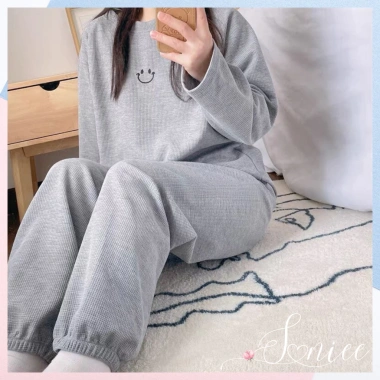 Sét bộ mặc nhà nữ thêu mặt cười áo nỉ dài tay quần jogger tổ ong xinh giảm 139k SanieeClothes