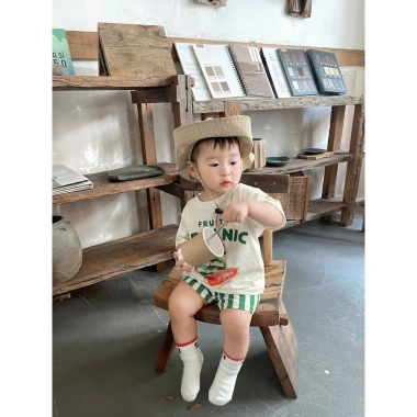 Set cộc tay bé trai áo trắng dừa và dưa hấu, quần kẻ sọc Hàn - 185.000 VND