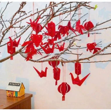 Set Dây Treo Vải Dạ Đỏ 17 Chi Tiết Trang Trí Tết – Chim Én, Hạc, Đèn Lồng, Nhà Cửa, Quán Cafe, Lớp Học, 9.000₫