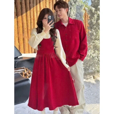 Set đồ đôi nam sơ mi tay dài và đầm yếm đỏ Tết, kèm áo ngà nữ 485.000₫