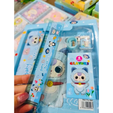 Set Đồ Dùng Học Tập 7 Món Hộp Bút, Bút Chì, Sáp Màu, Tẩy, Gọt Chì, Thước Kẻ - Quà Bé 29.900₫ 5 Set Đồ Dùng Học Tập 7 Món Hộp Bút, Bút Chì, Sáp Màu, Tẩy, Gọt Chì, Thước Kẻ - Quà Bé 29.900₫ 5