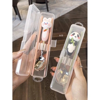 Set đũa thìa inox 304 hoạ tiết gấu - Thiết kế đáng yêu, bền bỉ, FREESHIP - Giá 64.870₫ 2