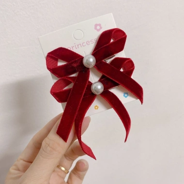 Set kẹp nơ nhung đỏ đính ngọc tiểu thư, 5 mẫu cho bé chơi Tết, giá 20.000đ