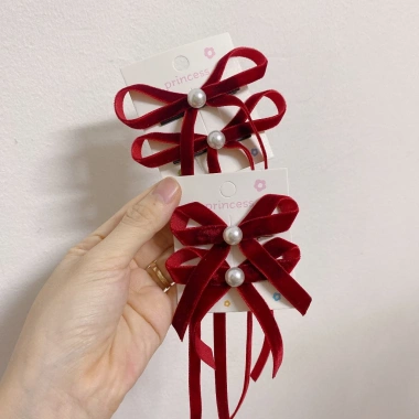 Set kẹp nơ nhung đỏ đính ngọc tiểu thư, 5 mẫu cho bé chơi Tết, giá 20.000đ