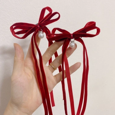 Set kẹp nơ nhung đỏ đính ngọc tiểu thư, 5 mẫu cho bé chơi Tết, giá 20.000đ