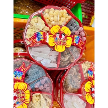 Set Mứt Tết 6 Vị Hoa Mai - Quà Tết 2.026, Mứt bí, khoai lang, sen Huế, gừng, kẹo me cay, dâu, giảm còn 150.000 4