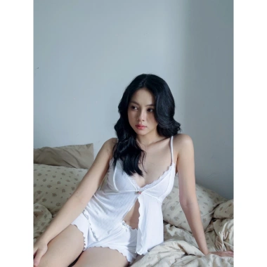 Set ngủ Good Night Corner: Bộ quần áo hai mảnh xẻ ren cách điệu, phong cách hiện đại, thiết kế tinh tế, đêm ngủ thoải mái, giá chỉ 259.000, giảm ngay